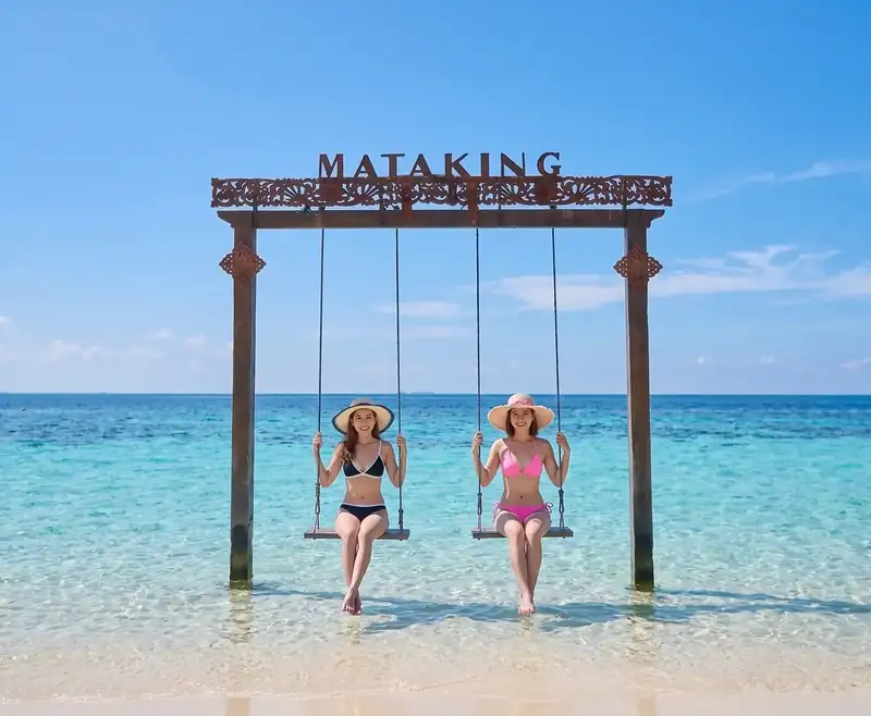 Mataking Island shoreline and natural sandbar connecting Mataking Besar and Mataking Kecil, Semporna